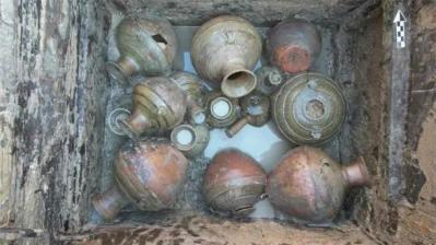 Pottery discovered in the chinese family tomb min